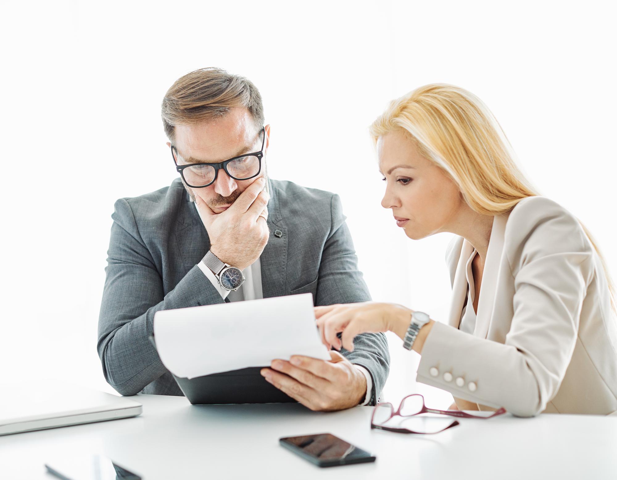 Beraterin erklärt Finanzplan an Kunde